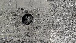 На Жибек Жолу после кернения асфальта остались дырки. Фото