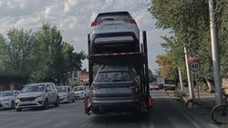 Автовоз с 8 машинами едет по Лермонтова в такую жару. Фото