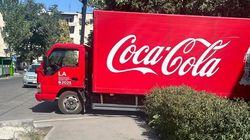 Грузовик компании «Кока-Кола» заблокировал тротуар. Фото