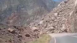 Последствия камнепада на автодороге Север—Юг. <b>Видео</b>