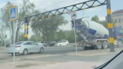 Водители игнорируют ограничитель высоты на новой дороге по Токтоналиева. Видео