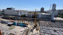 Нам обещали благоустроить и озеленить район, итог — только бетон. Жалоба жителей на стройку подземки у ГУМ и ЦУМ
