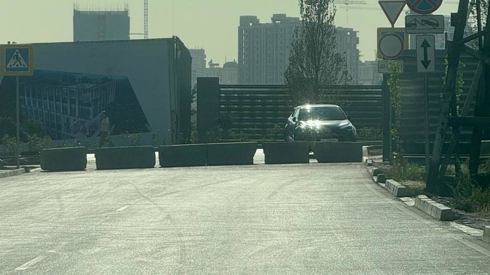 Дорогу по Ы.Абдрахманова на пересечении с Айтматова перекрыли бетонными блоками. Почему? - горожанин