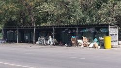 Мусорка на Калинина забита. Фото