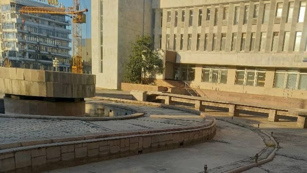 Когда отремонтируют фонтан у курантов? Фото горожанина