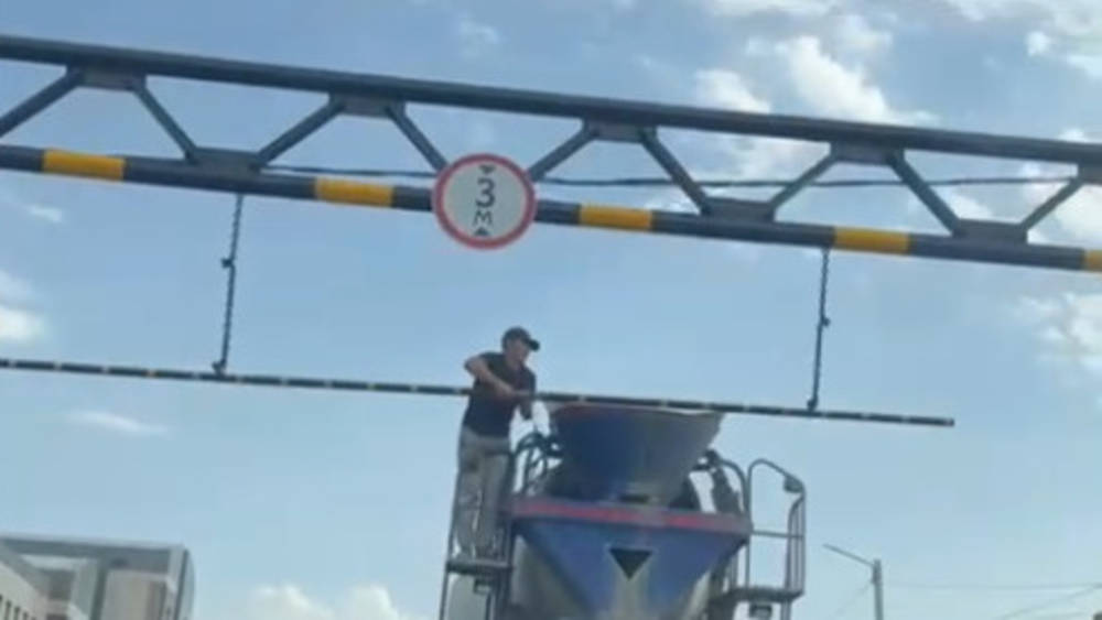 На новой дороге по улице Токтоналиева ездят грузовики, несмотря на запрет, - горожанин