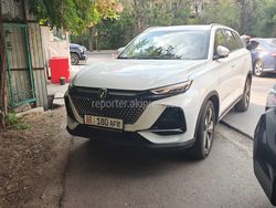 Китайский кроссовер припарковали на тротуаре. Фото