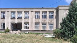 В Караколе разрушают здание Московского института предпринимательства и права. Фото