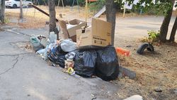 В 7 мкр больше недели лежит куча строймусора. Фото В 7 мкр больше недели лежит куча строймусора. Фото