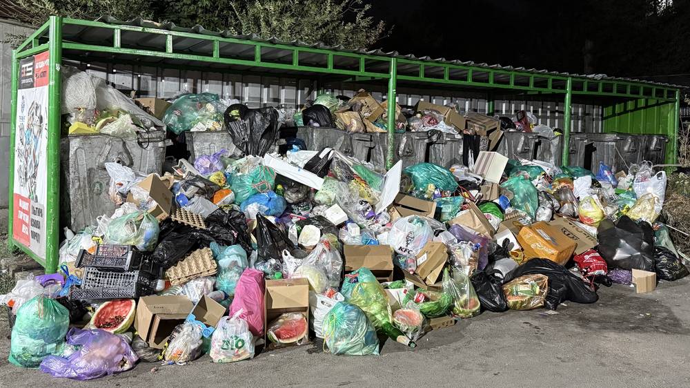 Мусорка в 7 мкр забита. Фото
