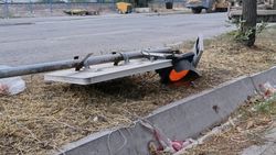 Пешеходный светофор на Льва Толстого лежит на земле. Видео