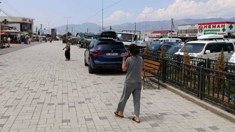 BMW Х3 стоит на аллее в Кемине. Фото