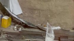 Ветер снес забор в котлован у ГУМа. Видео