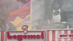 Дым из павильона «Бегемот» на Ахунбаева. Видео