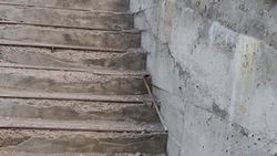 Лестница на мосту по улице Токтоналиева разрушается, - очевидец Лестница на мосту по улице Токтоналиева разрушается, - очевидец