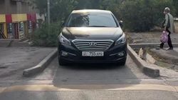«Соната» заблокировала тротуар. Видео