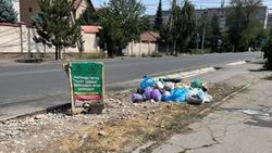 На обочине по ул.Карасаева продолжают бросать мусор несмотря на баннер, - мэрия