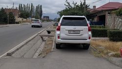 Lexus GX460 со штрафами 48 тыс. сомов стоит на тротуаре. Фото