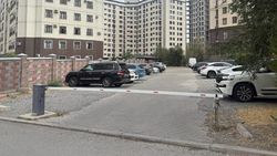 Законно ли установили шлагбаум возле дома на Токомбаева? Фото горожанина
