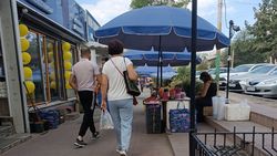 Тротуар возле рынка «Ак-Эмир» снова заставлен торговцами. Фото