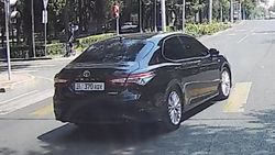 «Камри» выехала на встречку и проехала на красный. Видео