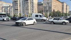 На Южной магистрали столкнулись две машины. Фото