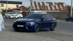 BMW M5 стоит на тротуаре по Гагарина. Фото
