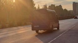 Маршрутка №132 ездит с разбитым стеклом, заклеенным скотчем. Фото горожанина