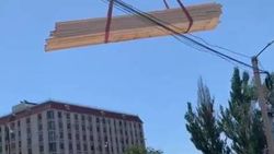 Стройкомпания на Ауэзова не соблюдает технику безопасности. Фото горожанина