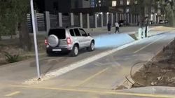 Жители ЖК «Южный квартал» вынуждены заезжать во двор через тротуар — заезда к дому нет. Видео