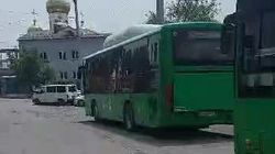 Горожанин просит навести порядок на конечной остановке в Асанбай. Видео