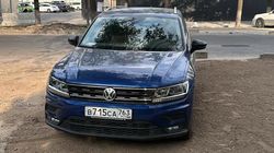 «Фольксваген» припарковали на месте для газона напротив стадиона «Спартак». Фото