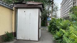 На тротуаре на Исанова стоит будка. Фото