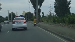 Женщина ехала с ребенком на самокате по краю дороги, патрульные проехали мимо. Видео