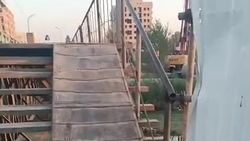 Горожанка жалуется на пандус моста через канал ТЭЦ на Ауэзова. Видео
