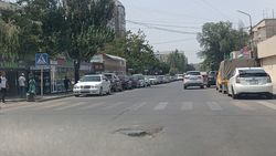 Яма на дорогу по Мамбетова. Фото