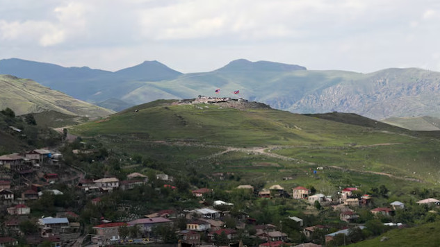 Вид на позиции армянской и азербайджанской армий на высотах над селом Хнацах в Сюникской области Армении, 13 мая 2025 года. REUTERS