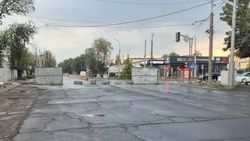 Очередной участок дороги по Льва Толстого закрыли на ремонт. Фото