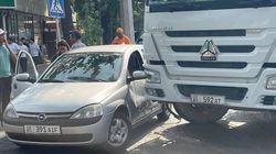 На Шабдан Баатыра столкнулись «Хово» и «Опель». Фото с места аварии