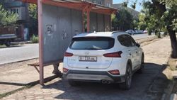 Водитель «Хендай Санта Фе» припарковался на тротуаре. Фото