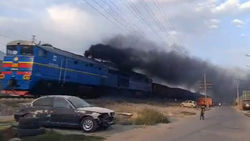 Черный дым от поезда. Видео горожанина
