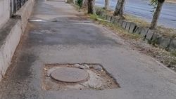 На Льва Толстого сделали тротуар, но вокруг люка оставили. Фото