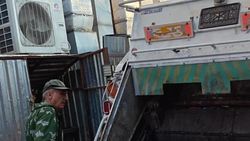 У мусоровоза сзади нет госномера. Ответ мэрии