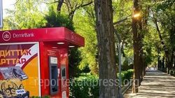 У Политеха днем горят фонари. Фото