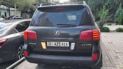 Lexus LX 570 стоит на тротуаре. Фото