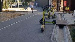 Горожанин просит убрать самокаты с тротуара на Айтматова. Фото