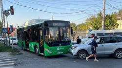 На Советской столкнулись автобус и «Субару». Фото
