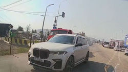 BMW X7 со штрафами более 23 тыс. сомов выехала на встречку на Алматинке. Видео