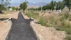 Житель Жумгальского района жалуется на качество нового тротуара. Видео