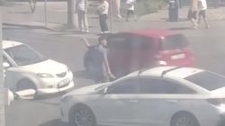 На Ахунбаева не работает светофор, движение регулирует парень с бутылкой. Видео